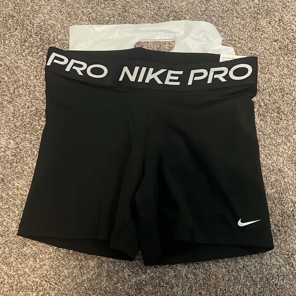 NWT Nike pro 5” shorts